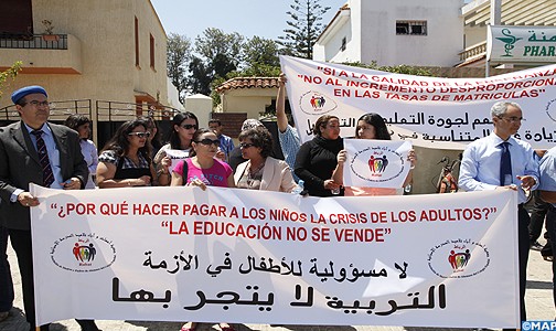 وقفة احتجاجية بالرباط لأسر تلاميذ المدارس الإسبانية للمطالبة بإلغاء قرار الزيادة في رسوم التعليم في هذه المؤسسات