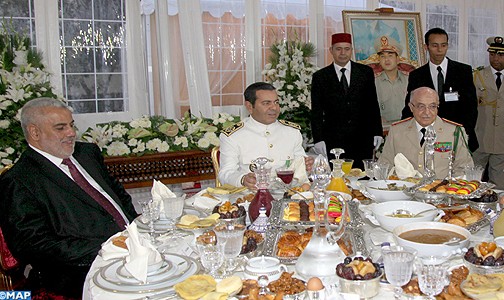 جلالة الملك يقيم مأدبة إفطار بنادي البحرية الملكية بالدار البيضاء بمناسبة عيد العرش