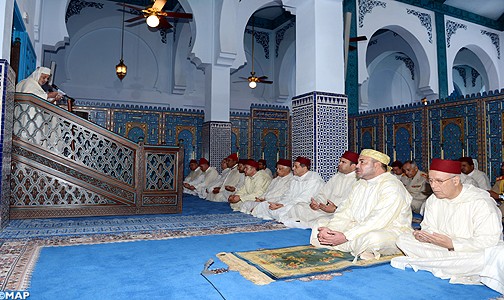 أمير المؤمنين يؤدي صلاة الجمعة بمسجد “محمد السادس ” بمدينة المضيق
