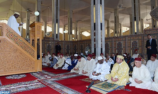 أمير المؤمنين وفخامة الرئيس المالي يؤديان صلاة الجمعة بالمسجد الكبير بباماكو