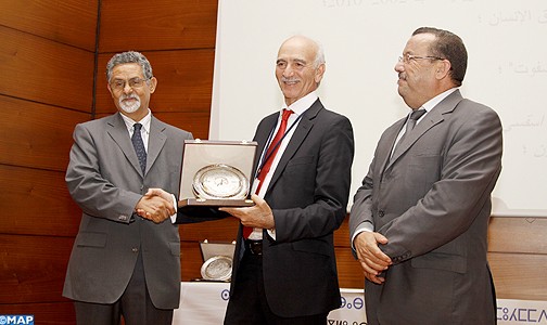 تسليم الجائزة التقديرية للثقافة الأمازيغية برسم سنة 2012 للأستاذ حسن إذ بلقاسم