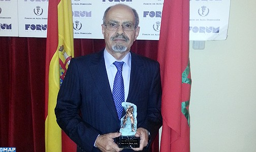 سفير المغرب بإسبانيا يتوج ب”الماستر الذهبي” للمنتدى الملكي للإدارة العليا
