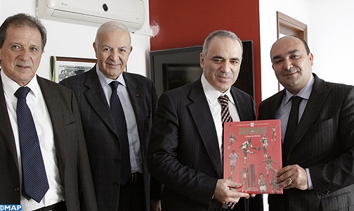 بطل العالم السابق والمرشح لرئاسة الاتحاد الدولي للشطرنج، كاسباروف، يعد بجعل المغرب مركزا للعبة بالقارة الإفريقية