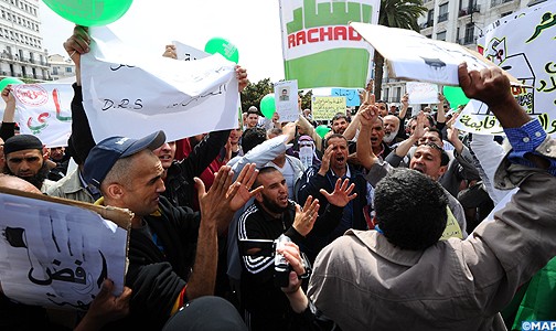 أعضاء سابقون في جبهة الإنقاذ الإسلامي وعائلات مفقودين يحتجون بالجزائر العاصمة ضد “الاستبداد”