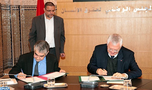 التوقيع على اتفاقية شراكة تتعلق بتكوين موظفي الخطوط الملكية المغربية في مجال حقوق الإنسان