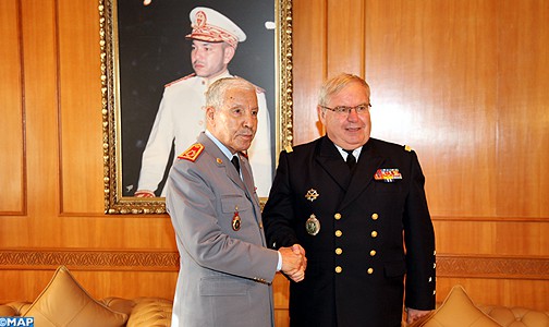 الجنرال دو كور دارمي المفتش العام للقوات المسلحة الملكية يستقبل رئيس أركان البحرية الوطنية الفرنسية الأميرال بيرنارد روجيل