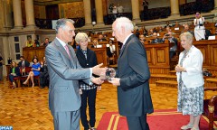 السيد أزولاي يتسلم جائزة شمال – جنوب 2014 التي يمنحها مجلس أوربا من يدي الرئيس البرتغالي