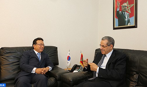السيد العنصر يتباحث مع سفير كوريا الجنوبية بالمغرب حول سبل تعزيز علاقات التعاون بين البلدين في مجالات الشباب والرياضة