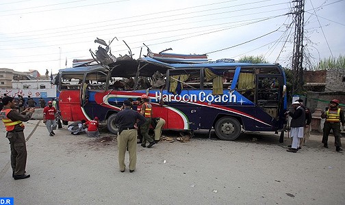 مصرع 15 شخصا على الأقل في انفجار قنبلة داخل حافلة في شمال غرب باكستان (الشرطة)