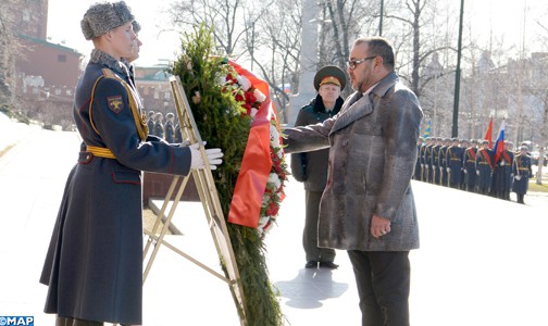 صاحب الجلالة يقوم بزيارة لقبر الجندي المجهول في موسكو