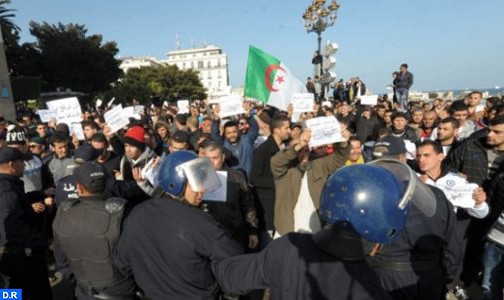 الجزائر: مواجهات عنيفة بين الشرطة ومتظاهرين بمنطقة القبائل