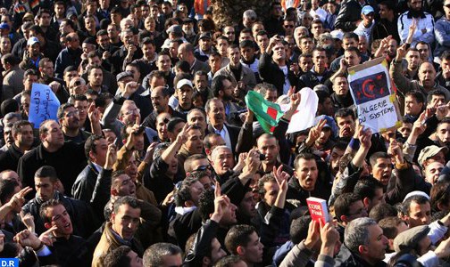 “على حافة الانهيار”، النظام الجزائري يواجه ب”يد من حديد” المطالب الشعبية (ميدل إيست كونفيدانشل)