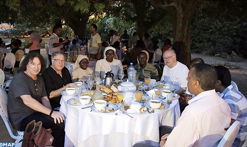 مسلمون ومسيحيون يلتئمون حول مأدبة إفطار رمضان بالمحمدية