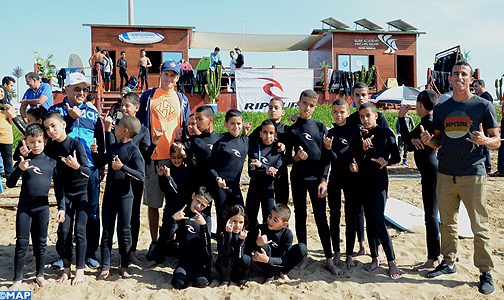 بطلان مغربي وأمريكي في الرياضات المائية يقتسمان شغفهما الرياضي مع الأطفال في شاطئ أكادير