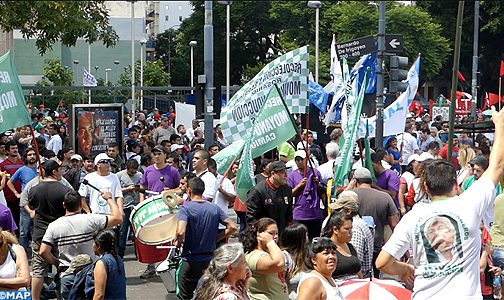 الأرجنتين..مسيرات حاشدة بشوارع بوينوس أيريس احتجاجا على السياسات الحكومية