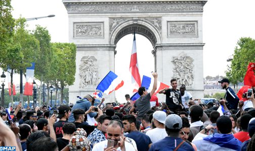 فرحة عارمة تجتاح مختلف مدن فرنسا بعد فوز منتخب الزرق ببطولة كأس العالم لكرة القدم