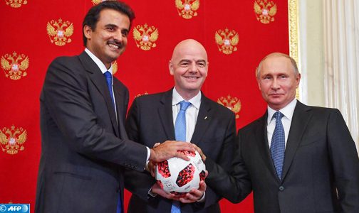 الرئيس الروسي يسلم أمير دولة قطر الشارة الرمزية لتنظيم مونديال 2022