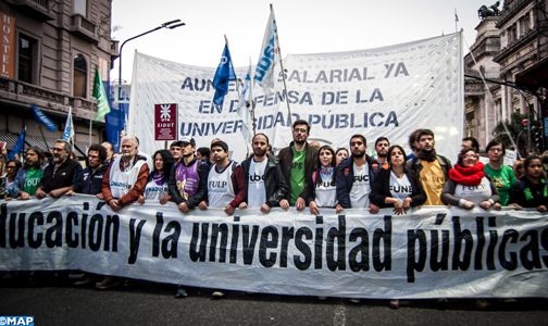 الأرجنتين .. عشرات آلاف الطلبة والجامعيين يتظاهرون ببوينوس أيريس احتجاجا على إجراءات التقشف بالجامعات العمومية