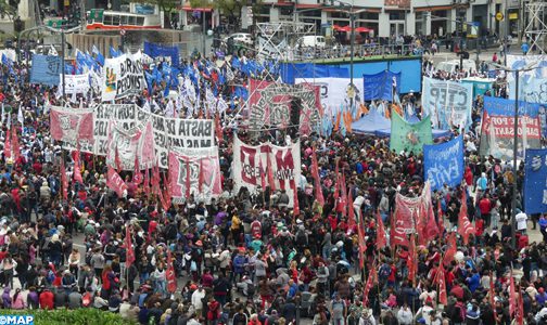 الحكومة الأرجنتينية تعتزم الحد من نطاق حركة الاحتجاجات بالشوارع