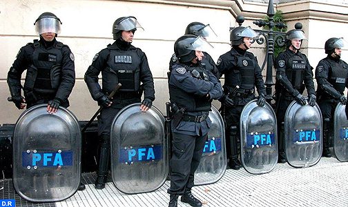 السلطات الأرجنتينية تعتقل شخصين ببوينوس أيريس يشتبه في صلتهما بحزب الله وتحجز لديهما ترسانة من الأسلحة