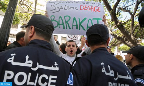 الجزائريون يتظاهرون ضد الولاية الرئاسية الخامسة