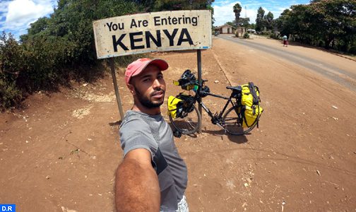 الرحالة المغربي ياسين غلام يصل الى كينيا بعد أن حقق حلمه الكبير بتسلق جبل كليمنجارو
