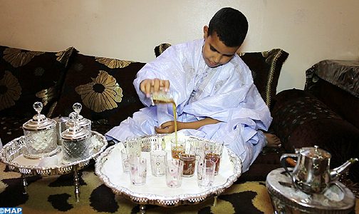 الشاي الصحراوي.. رمز ثقافي أصيل يؤثث فضاءات الداخلة ومجالسها