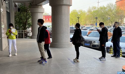 “مسافة الأمان”.. مظهر جديد للحياة اليومية للصينيين في الفضاءات العامة بعد العزل