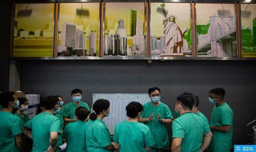 الصين ترسل خبراء إلى هونغ كونغ للمساعدة في كبح تفشي الوباء