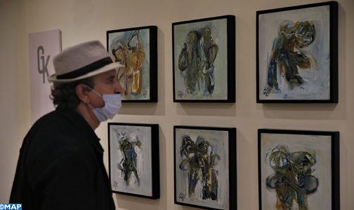 التشكيلي أحمد العمراني يكشف عن حميميته في معرض بطنجة