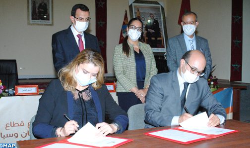 إقليم طاطا.. توقيع اتفاقية شراكة وتعاون تتعلق بتنفيذ برنامج المساعدة التقنية والمعمارية بالعالم القروي