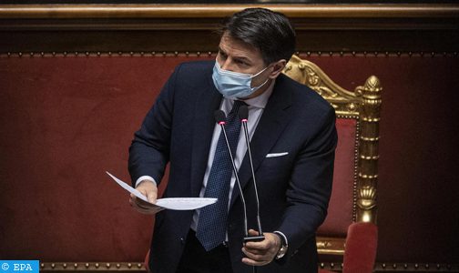 رئيس وزراء ايطاليا يفوز بثقة البرلمان وعينه على نواب المعارضة لتقوية الأغلبية