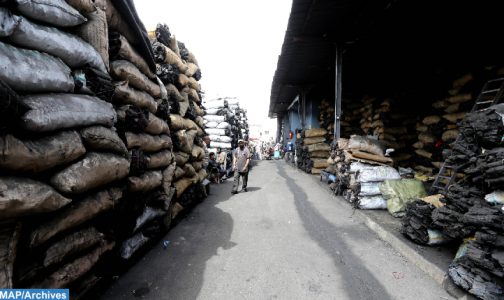 الدار البيضاء : سوق الفحم الخشبي يعرف انتعاشا كبيرا مع اقتراب عيد الأضحى
