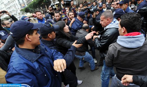 الجزائريون يقفون “عاجزين” أمام “الحجب التام للمعلومات” في بلدهم (باحث)