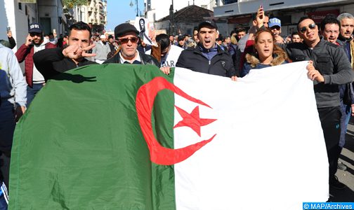 الجزائر.. المظاهرات تطالب بـ “دمقرطة البلاد ورحيل القادة الموجودين في السلطة” (أوروبا برس)
