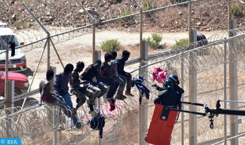 محاولة اقتحام مهاجرين غير شرعيين للسياج الحديدي لمليلية: تورط أيادي مافيا خفية (صحيفة إيفوارية)