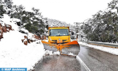 تعبئة كبيرة بإقليم أزيلال لإزاحة الثلوج عن المحاور الطرقية