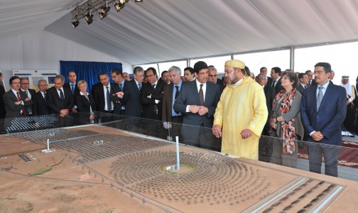 SM le Roi préside la cérémonie de lancement des travaux de réalisation de la première centrale du complexe solaire intégré d’Ouarzazate “Noor”