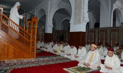 SM le Roi, Amir Al Mouminine, accomplit la prière du vendredi à Al Hoceima