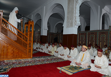 SM le Roi, Amir Al Mouminine, accomplit la prière du vendredi à Al Hoceima