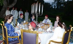 SM le Roi offre un Iftar familial en l’honneur de SM le Roi Juan Carlos 1-er d’Espagne
