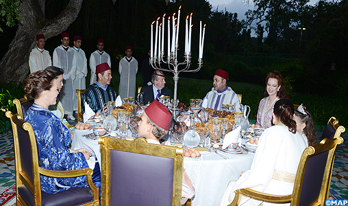 SM le Roi offre un Iftar familial en l’honneur de SM le Roi Juan Carlos 1-er d’Espagne