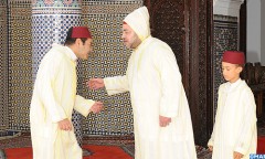 SM le Roi accomplit la prière de l’Aid Al-Fitr à la mosquée Ahl Fès à Rabat et reçoit les voeux à cette occasion