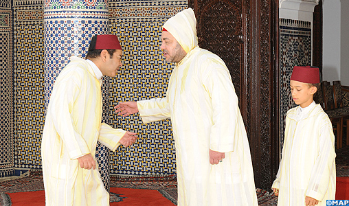 SM le Roi accomplit la prière de l’Aid Al-Fitr à la mosquée Ahl Fès à Rabat et reçoit les voeux à cette occasion