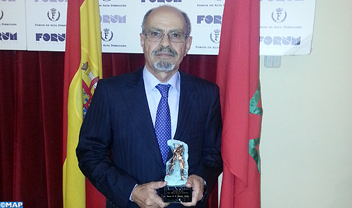 L’ambassadeur du Maroc en Espagne reçoit le “Master d’Or” du Royal Forum de la Haute direction