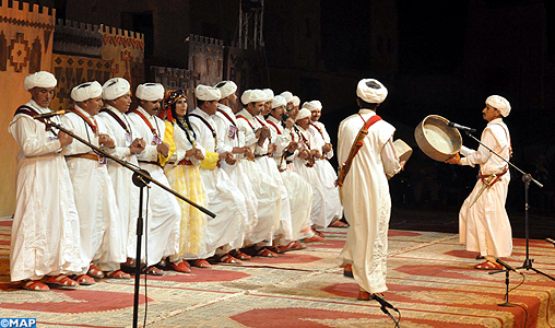 Ouarzazate : un brassage de poésies, danses et chants au menu de la première soirée artistique du festival d’Ahwach 2013