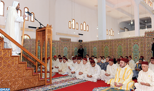 SM le Roi accomplit la prière du vendredi à la Mosquée Arrahma à Fès