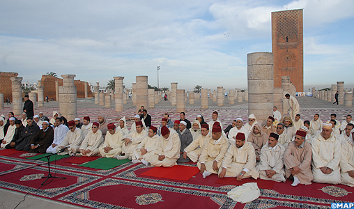 Prières rogatoires accomplies dans la mosquée Hassan à Rabat et l’aire de prière de Salé