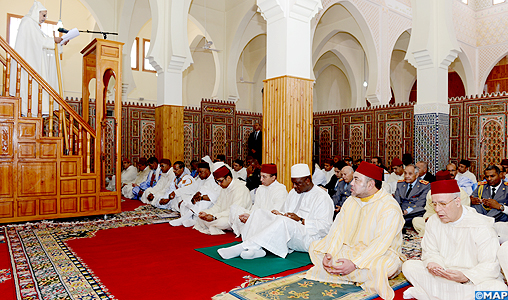 SM le Roi, Amir Al Mouminine, accomplit la prière du vendredi à la mosquée Assalam à Dakhla