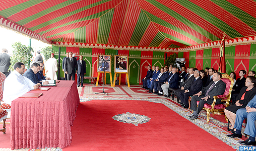 SM le Roi préside à Martil la cérémonie de signature de dix conventions relatives au développement de projets aquacoles au Maroc